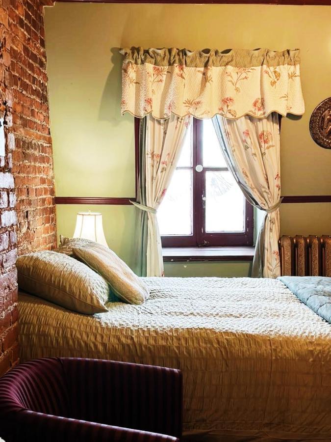 Chambre Lit Queen-Size avec Salle de Bains Commune