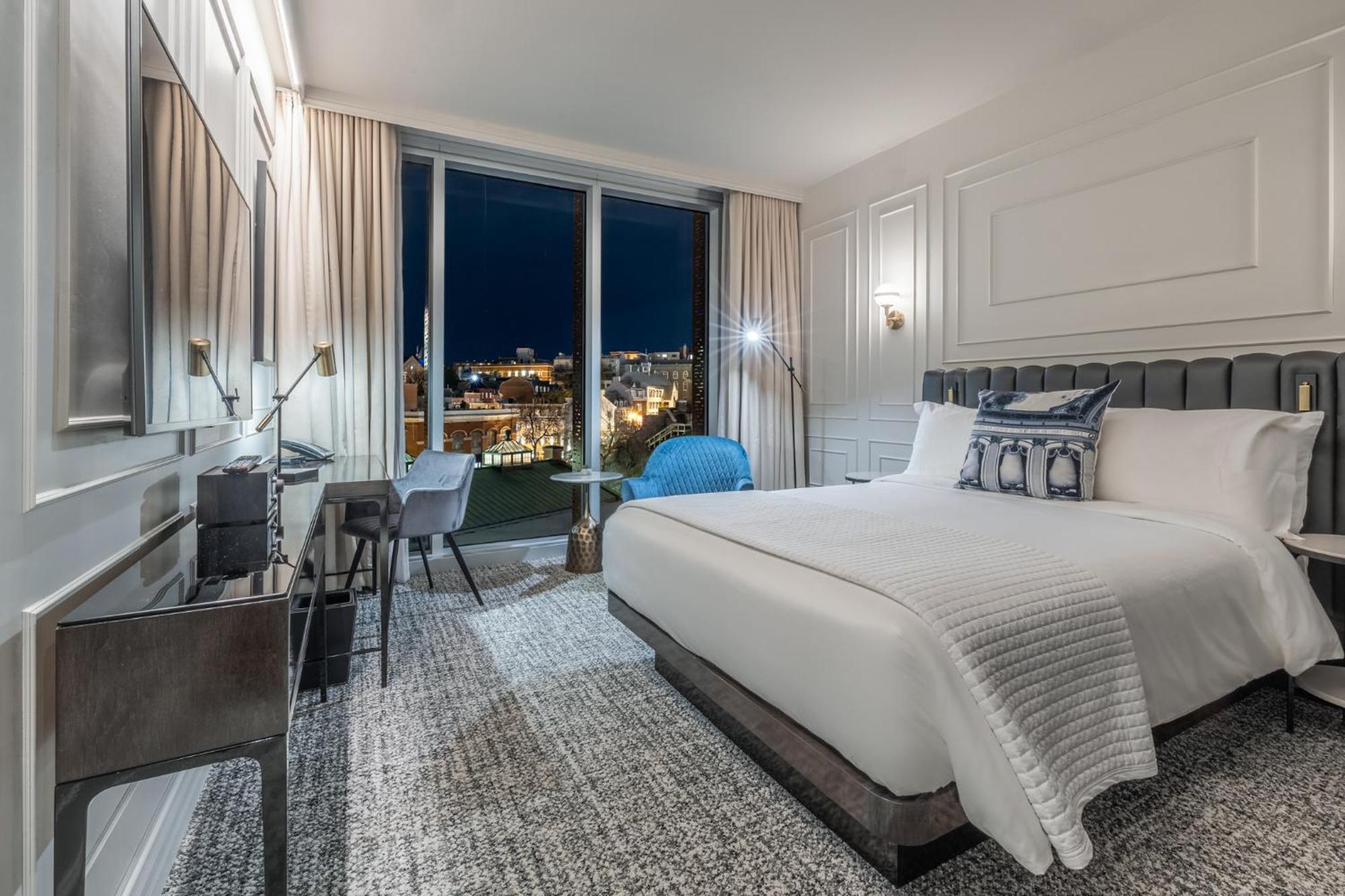Citadine Room Queen bed Old-Quebec view