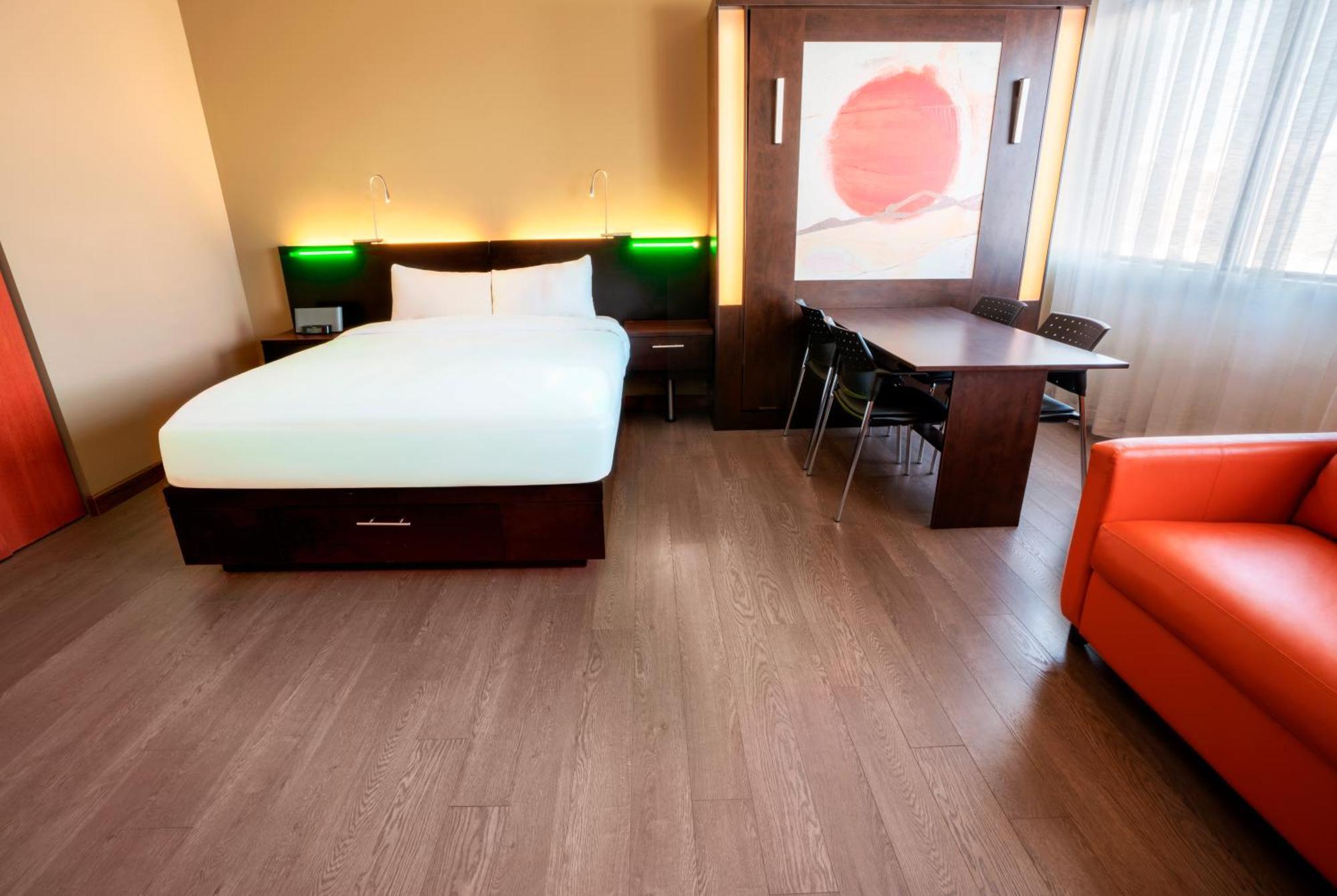 Studio Loft 2 queen-size beds & 1 sofa bed—Dining table
