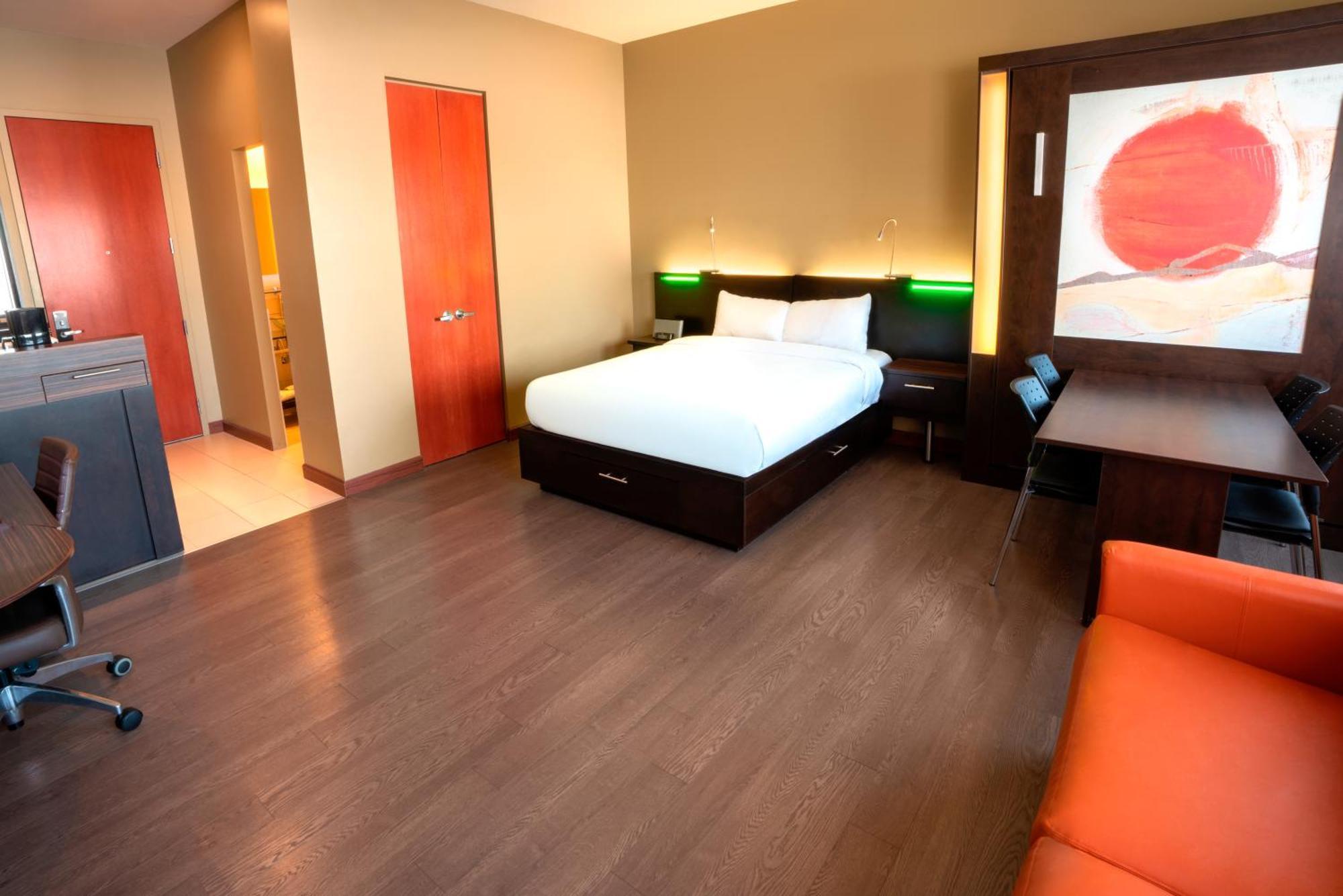 Studio Loft 2 queen-size beds & 1 sofa bed—Dining table