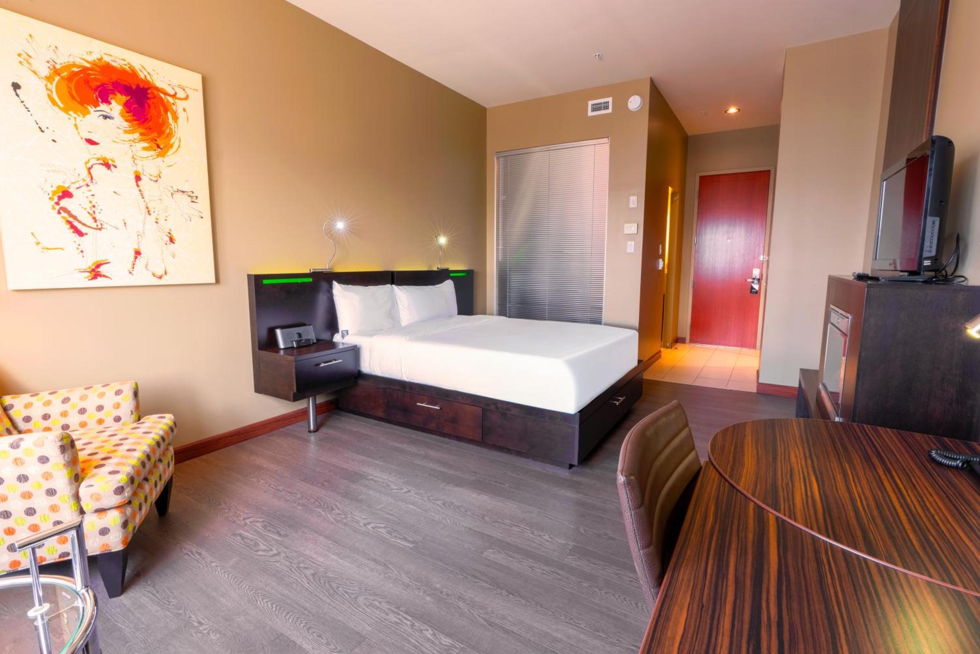 Trendy Intimacy 1 queen-size bed—Fireplace