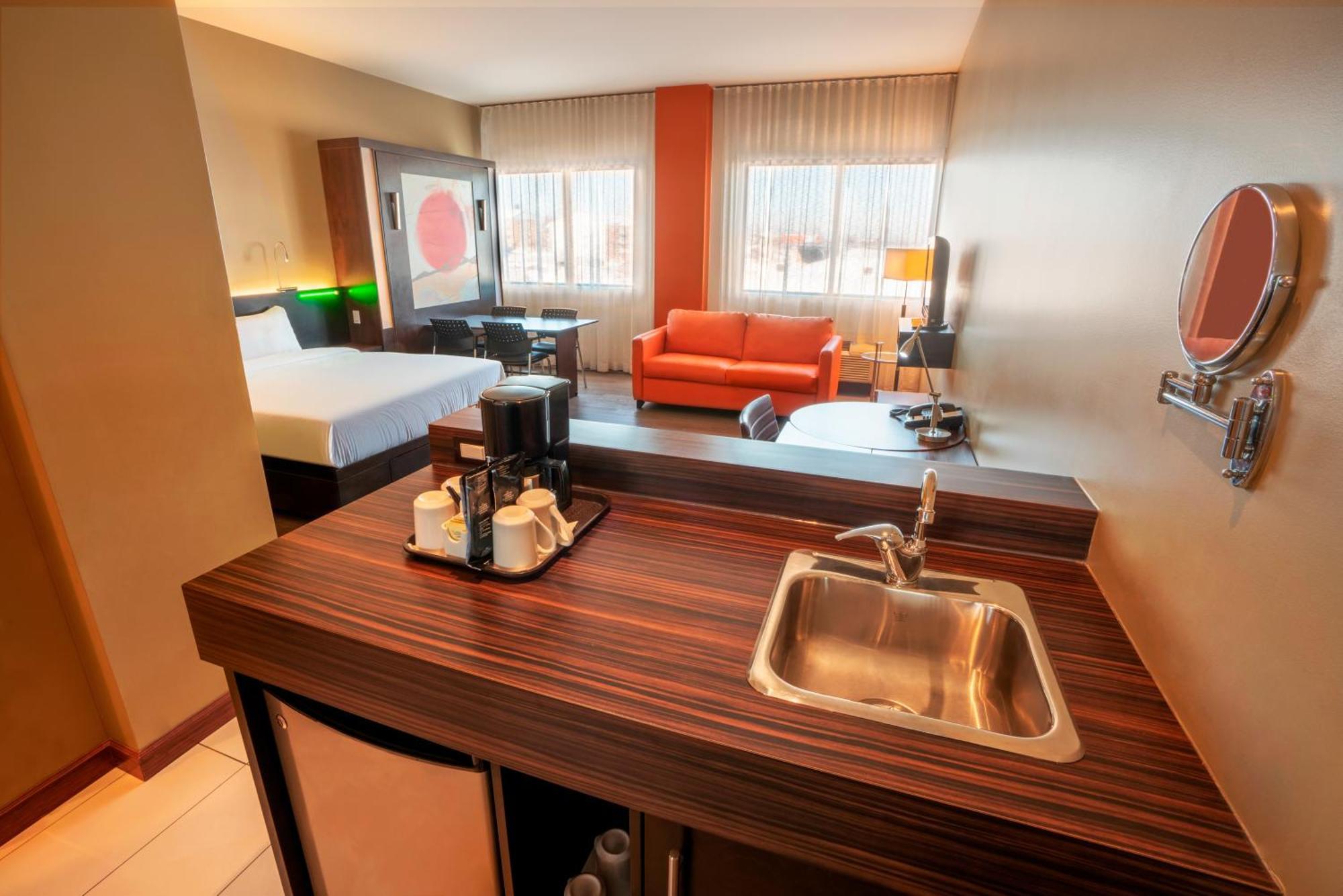Studio Loft 2 queen-size beds & 1 sofa bed—Dining table