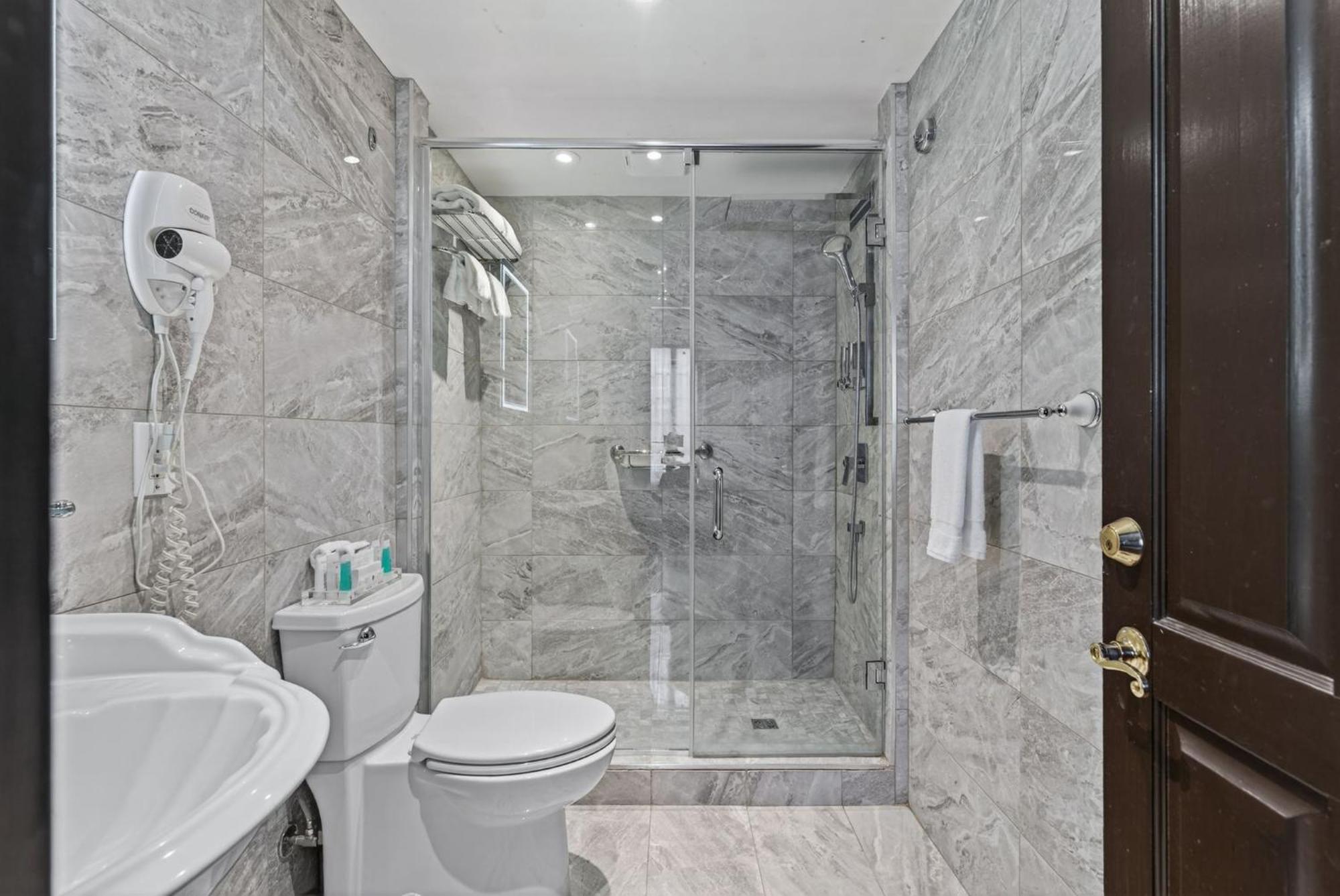 Prestige Queen Room Lower Floors